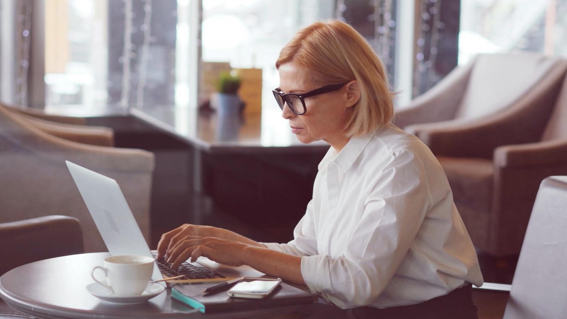 Studenti che utilizzano la piattaforma interattiva Vexalorina per apprendere strategie SEO