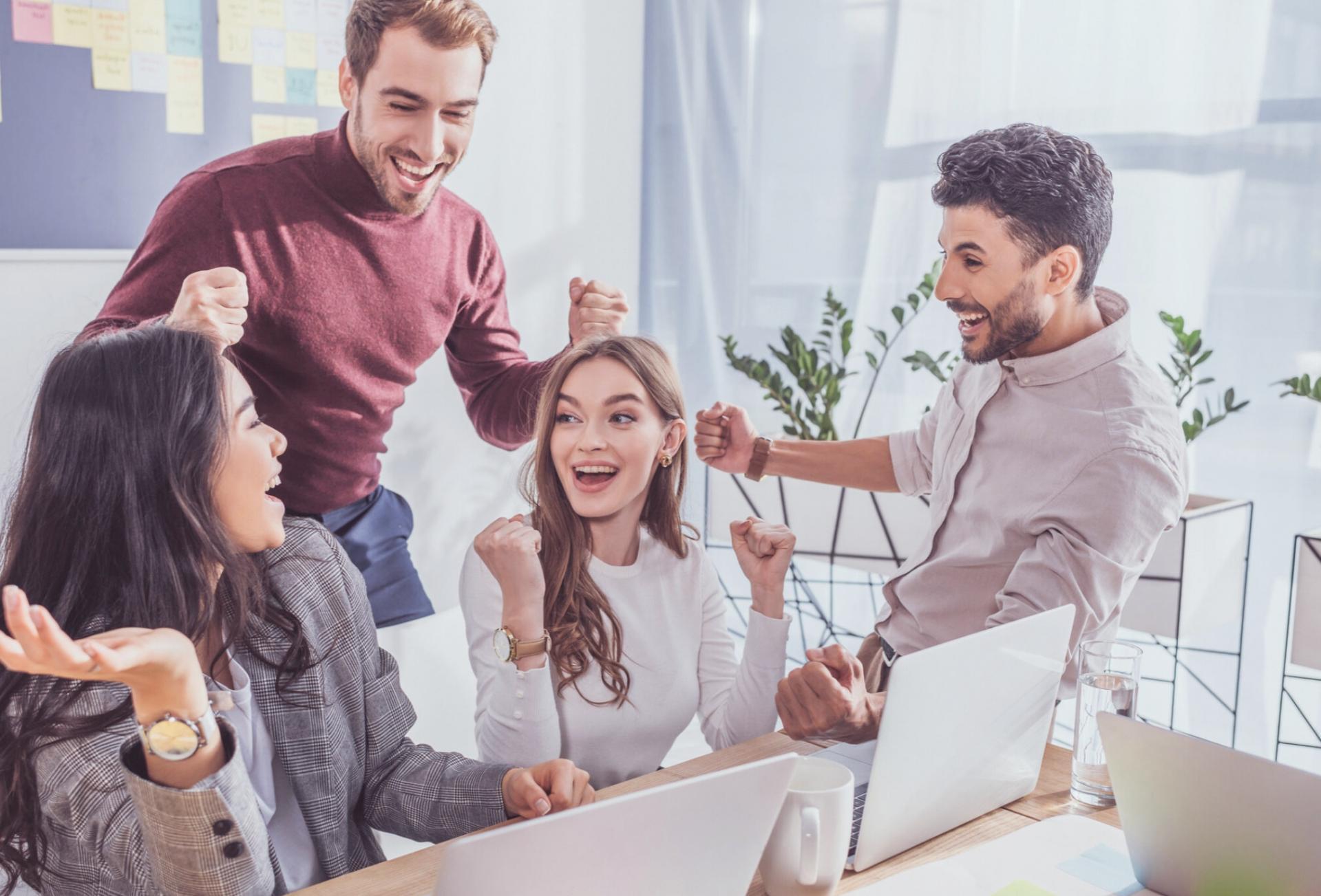 Studente che lavora su analisi SEO con laptop e documenti